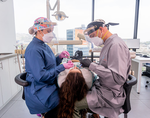 Treatdent - Clinica Dental / implantes dentales / Alineadores / ortodoncia / diseño de sonrisa / invisalign /carillas